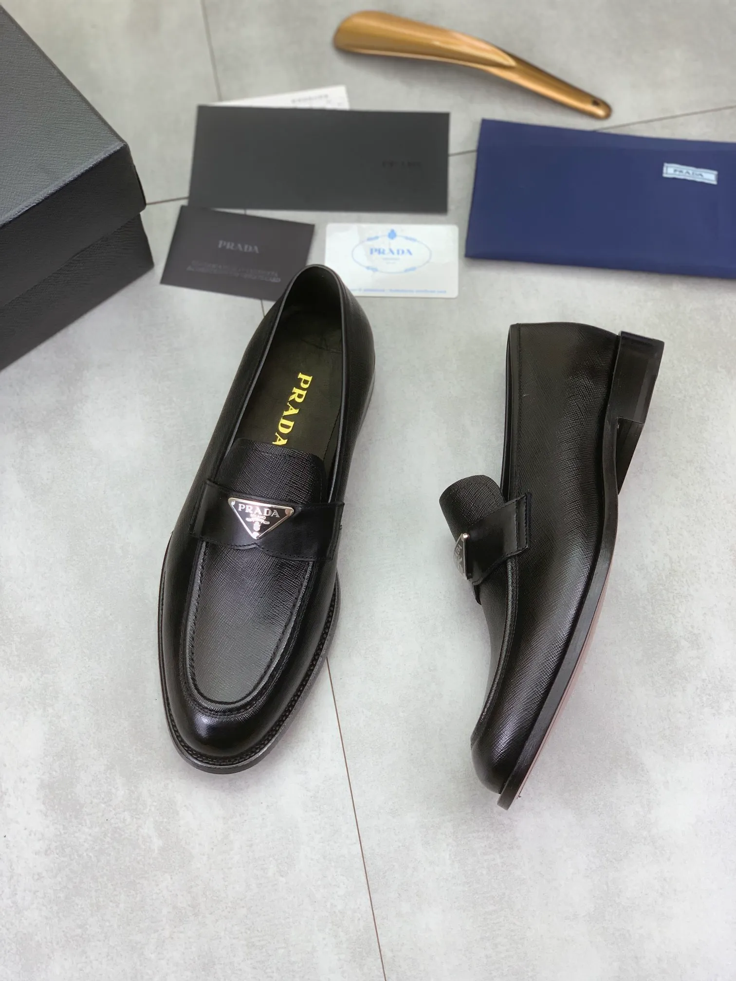 Factory price P920 💰 (high-grade genuine leather outsole) original quality, top version 🔱 ＰＲＡＤＡPrada. Men's business casual leather shoes, top quality leather shoes. 1:1 shipment⬆️Luxurious and noble👞All imported original brand fabrics, just to create a more comfortable wearing experience. Upper: Original comfortable selected calfskin➕Top imported water-dyed full cow lining, original lightweight and comfortable high-end genuine leather outsole✔️Number: 39-44 (38.45.46 can be customized)